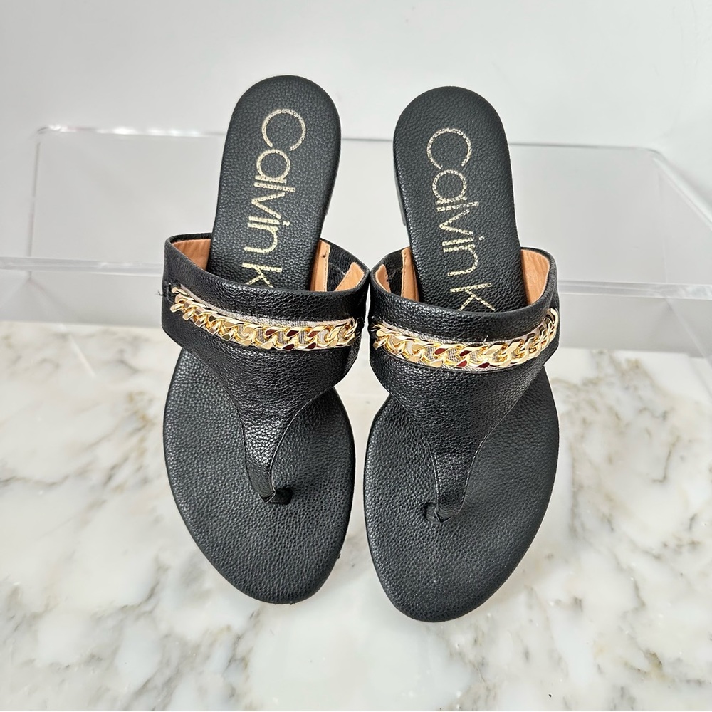 Calvin Klein black leather flat sandals with gold chain detail women’s size 6.5